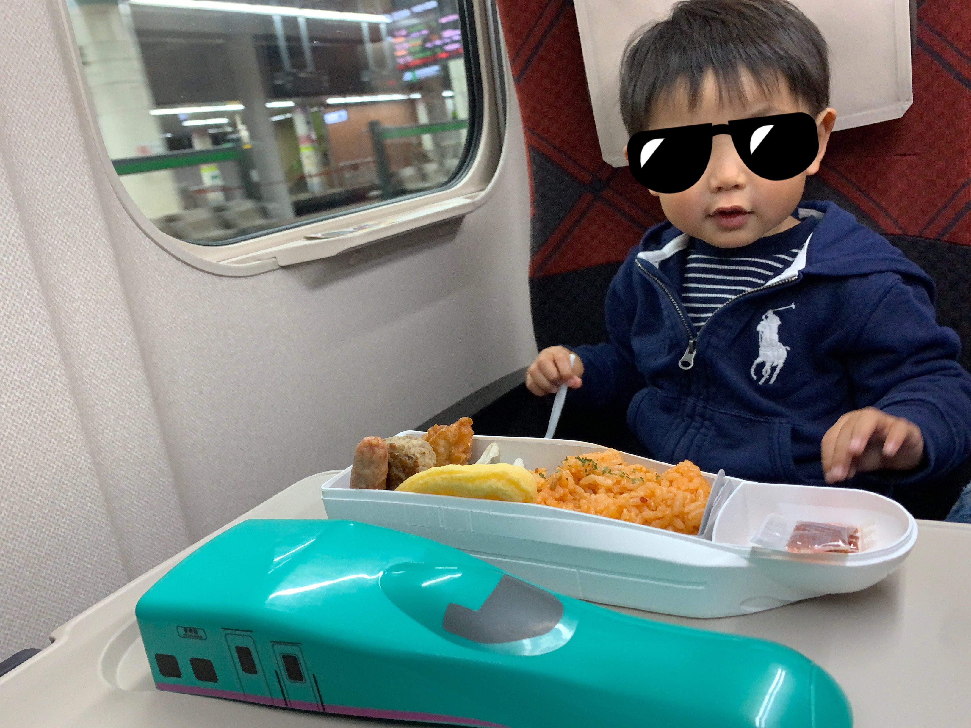 新幹線内でお弁当を食べる様子